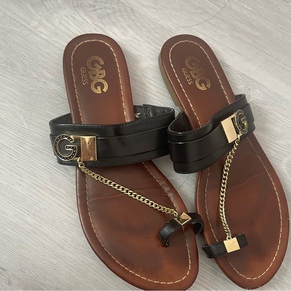 WOMENS SANDALS BLACK WITH GOLD CHAIN - Picture 1 of 3